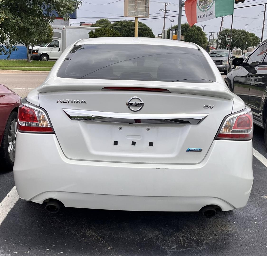 2014 white Nissan Altima (1N4AL3APXEC) , located at 945 E. Jefferson Blvd, Dallas, TX, 75203, (214) 943-7777, 32.752514, -96.811630 - Photo#3